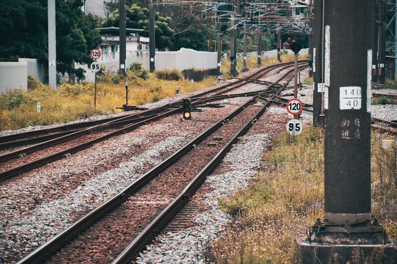 檔案:鐵軌與速限標誌－《康靖國際車站》.jpg